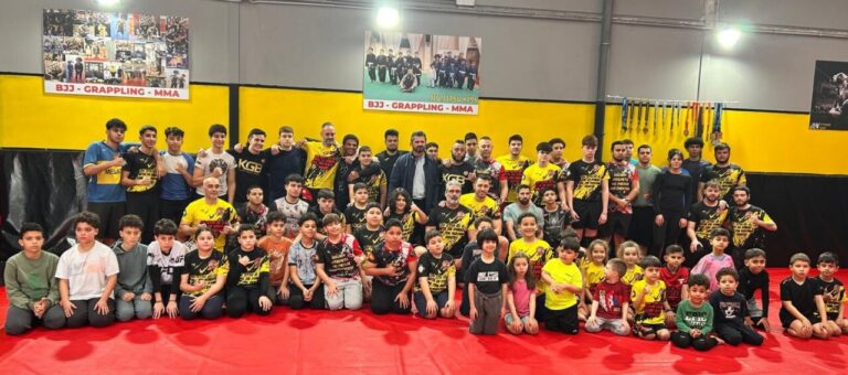 Grupo de jóvenes atletas en la Escuela Sub Zero durante la visita del consejero de Deporte.