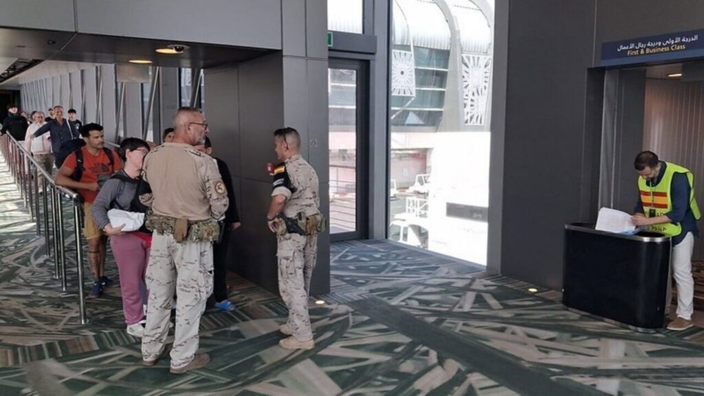 Evacuación de personas en el aeropuerto con soldados y civiles