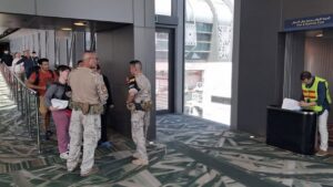 Evacuación de personas en el aeropuerto con soldados y civiles