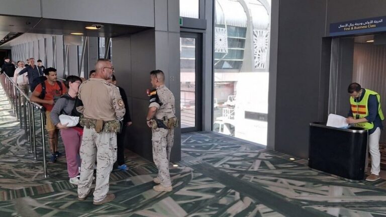 Evacuación de personas en el aeropuerto con soldados y civiles