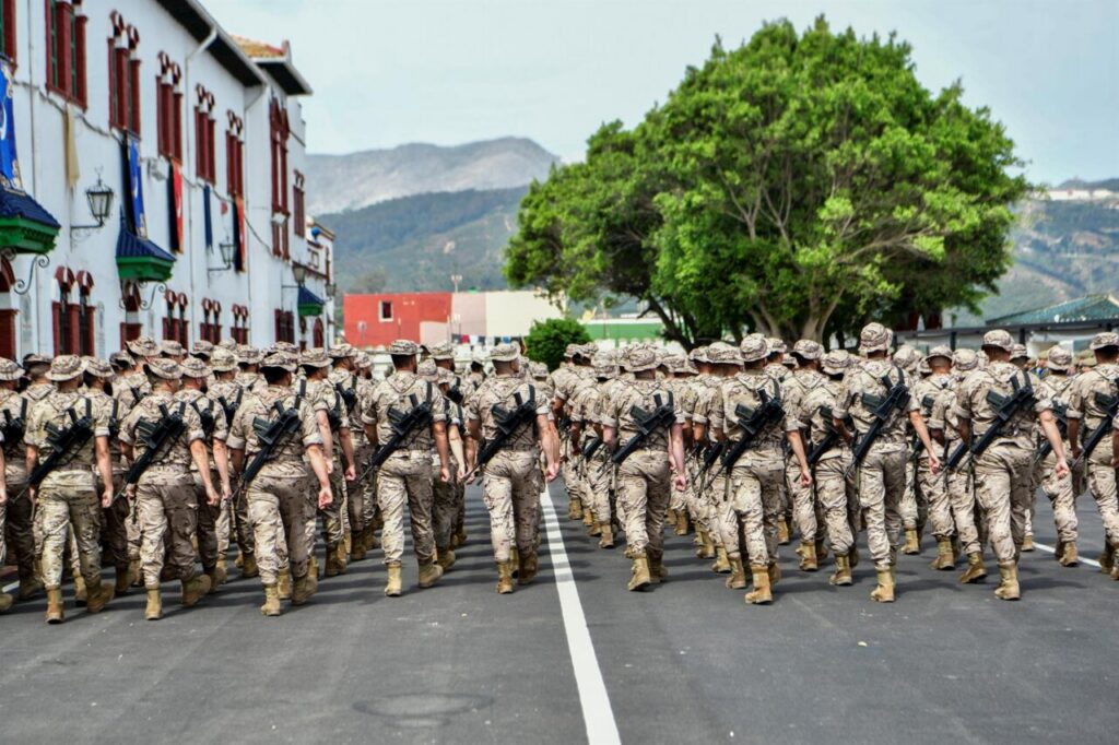 Grupo de militares españoles marchando en formación