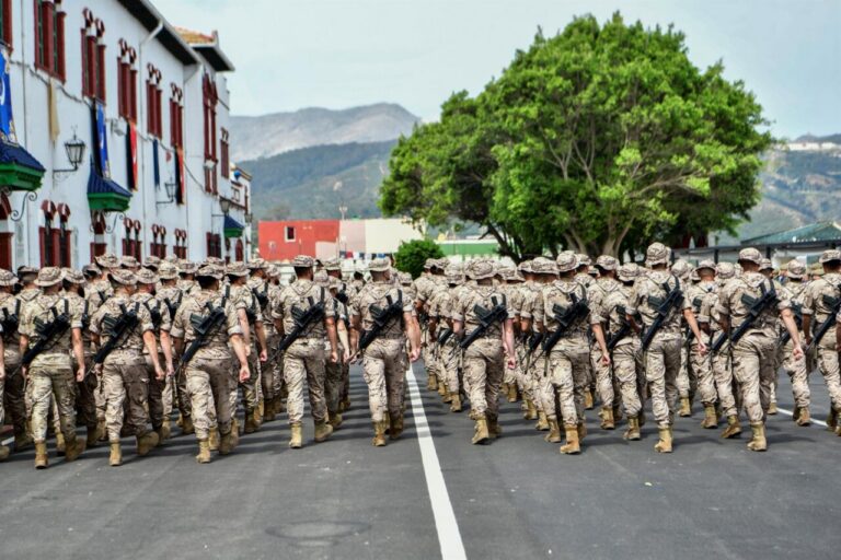 Grupo de militares españoles marchando en formación