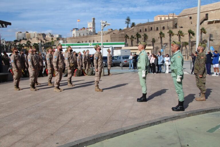 Militares españoles en Melilla durante una ceremonia de evacuación