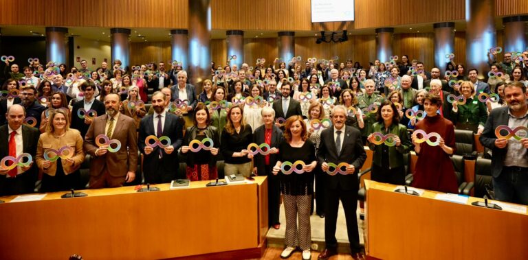 Grupo de personas sosteniendo carteles de participación ciudadana en un evento