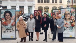 Grupo de mujeres en la exposición homenaje en Melilla