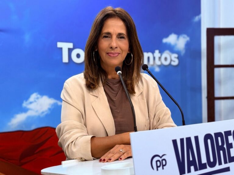 Fadela Mohatar presentando ayudas para modernización de comercios en Melilla