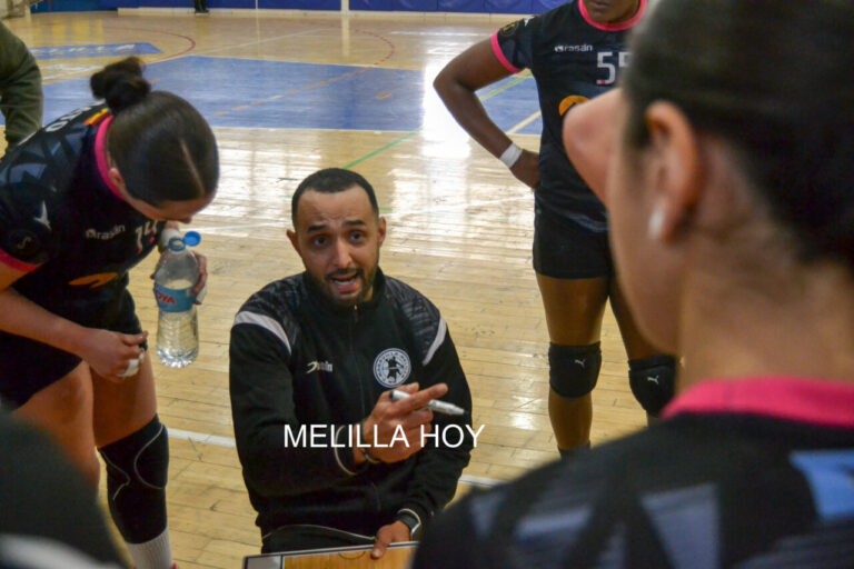 Faisal Salmi dando instrucciones a su equipo durante un partido de voleibol