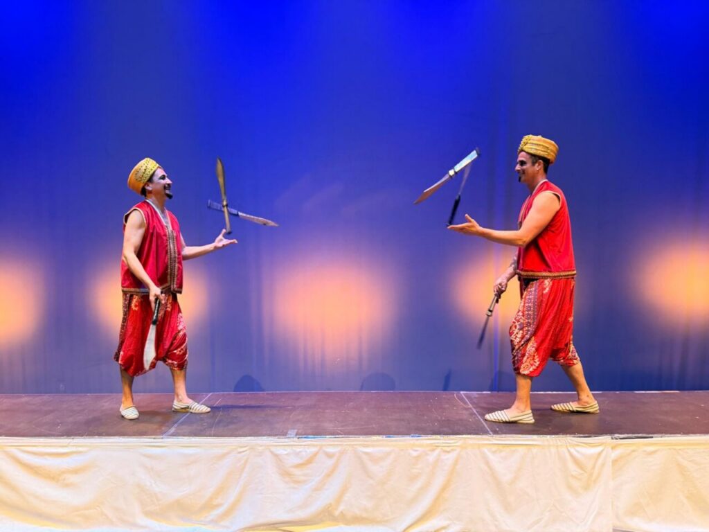 Artistas malabaristas en el espectáculo Fakir Show Familiar en el Teatro Kursaal