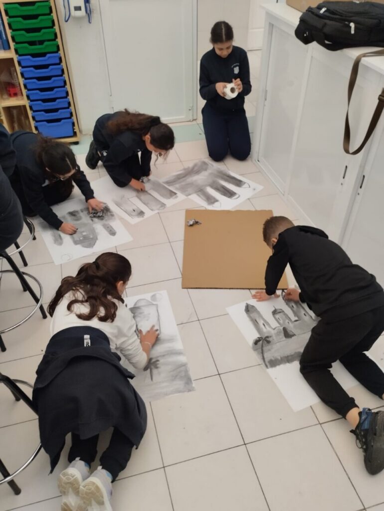 Niños participando en un taller de dibujo artístico con carboncillo