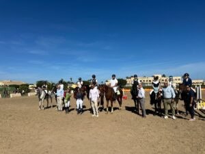 Jinetes y amazonas en un evento de hípica en Melilla