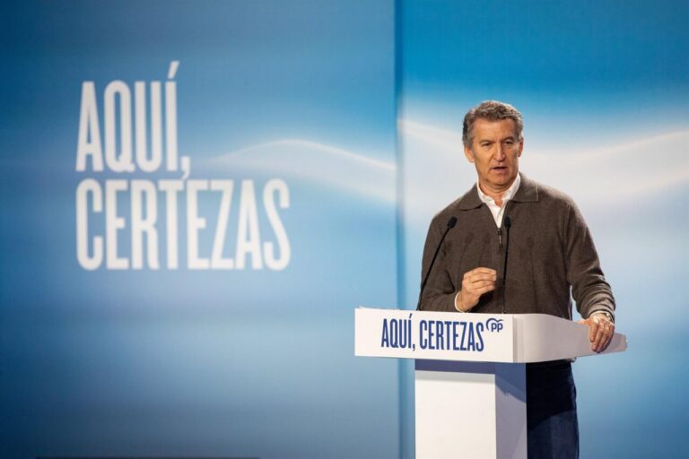 Alberto Núñez Feijóo hablando en un mitin del PP sobre la guerra y la inflación