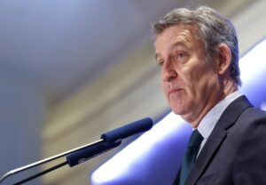 Alberto Núñez Feijóo hablando en un evento en Bruselas sobre política exterior