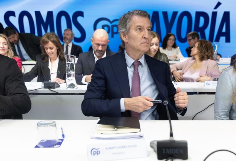 Alberto Núñez Feijóo en reunión del PP discutiendo sobre pactos