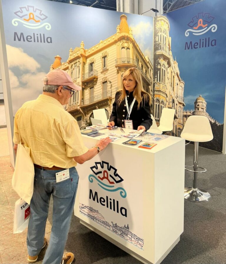 Stand de Melilla en la feria B-Travel de Barcelona con representantes turísticos