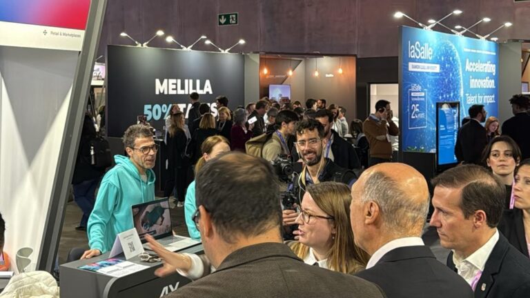 Personas interactuando en un evento tecnológico en Melilla