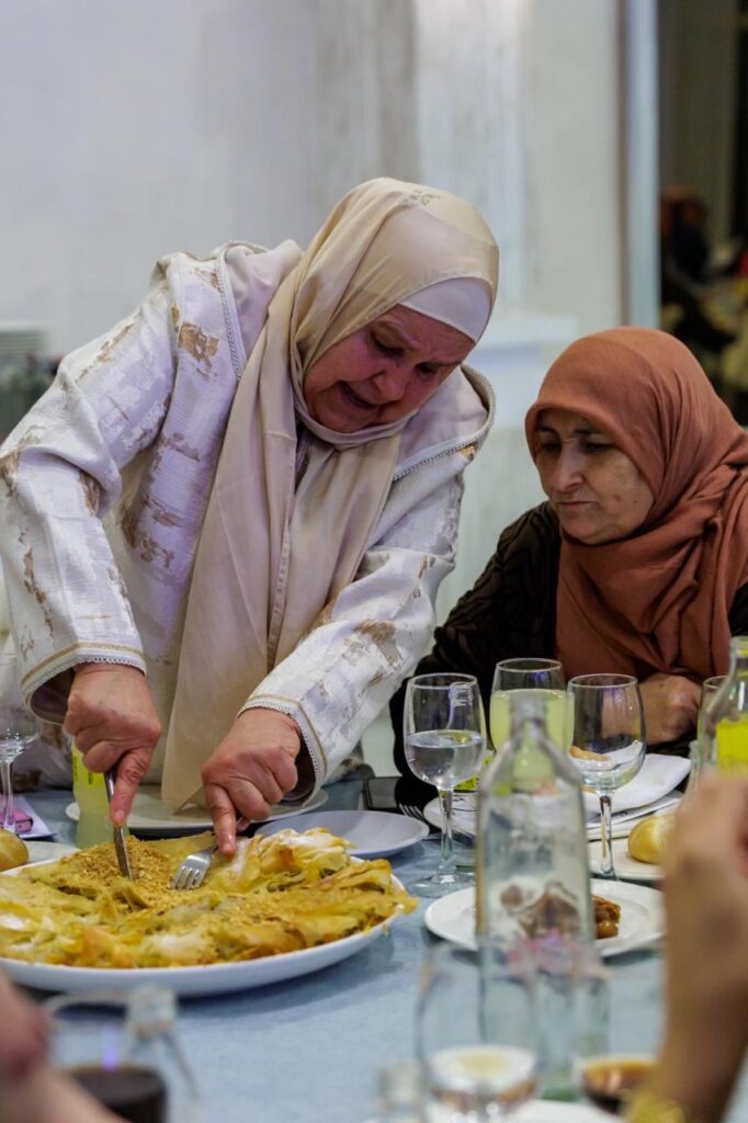 Mujeres compartiendo una comida durante la ruptura de ayuno en Melilla