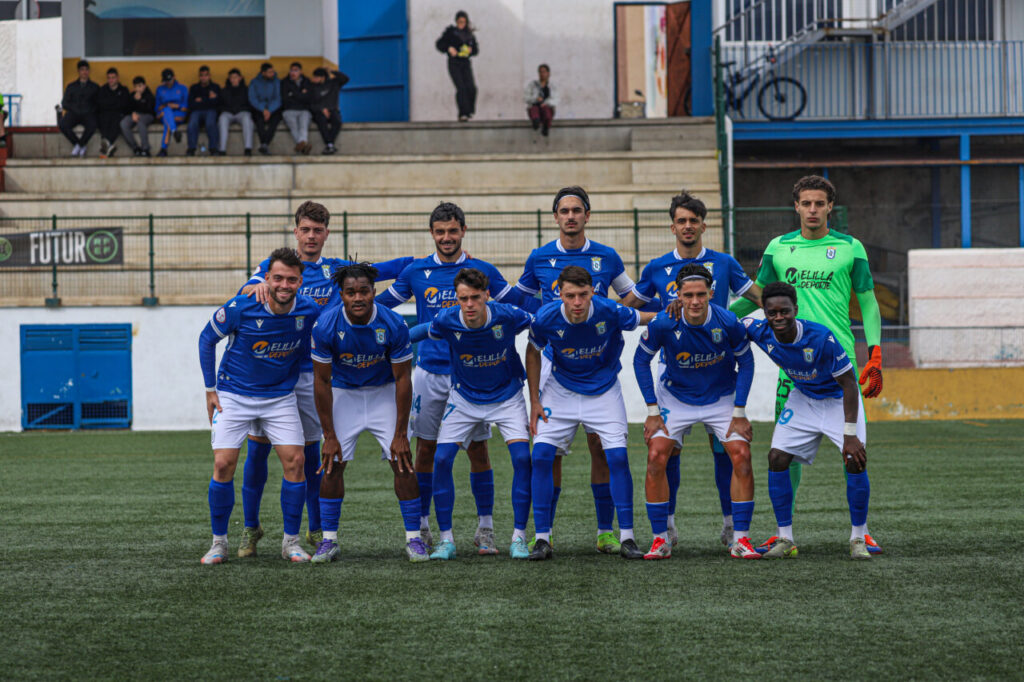 Equipo de fútbol filial de la U.D. Melilla posando en el campo