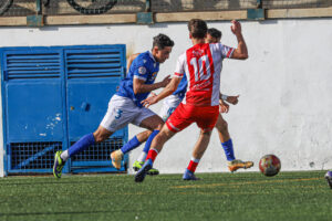 Jugadores de la U.D. Melilla y C.D. Torreperogil en un partido de fútbol