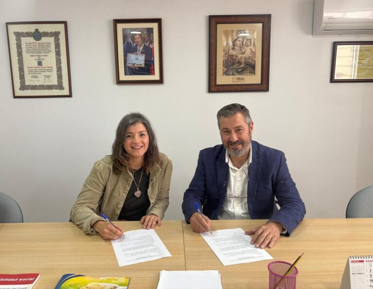 Dos personas firmando un acuerdo en una mesa de oficina