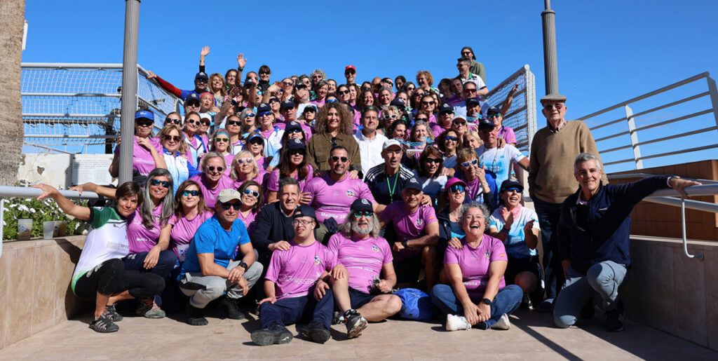 Grupo grande de personas en un evento deportivo de piragüismo