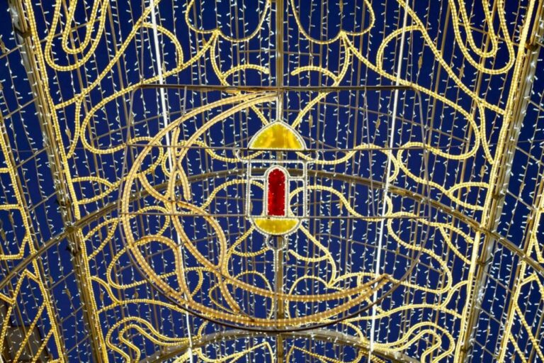 Decoración luminosa para la celebración de Pascua en Melilla