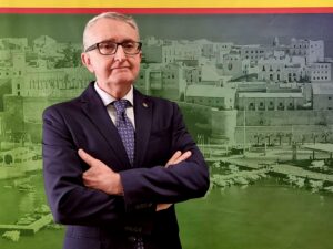 Retrato de una persona con fondo de la ciudad de Melilla