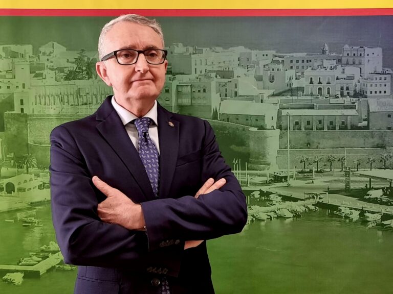 Retrato de una persona con fondo de la ciudad de Melilla