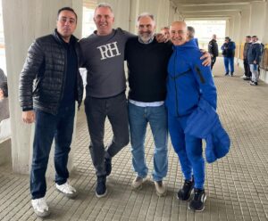 Cuatro hombres posando juntos en un evento deportivo en Melilla