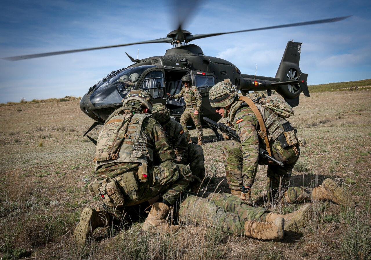 Militares españoles realizando un ejercicio de rescate junto a un helicóptero