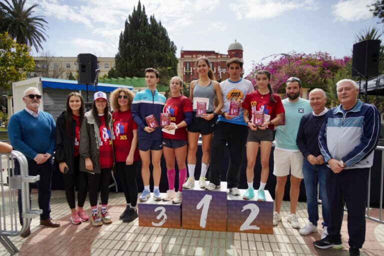 Ganadores de la X Carrera de la Mujer en Melilla con trofeos