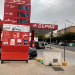 Gasolinera Cepsa en Melilla mostrando precios de combustible.
