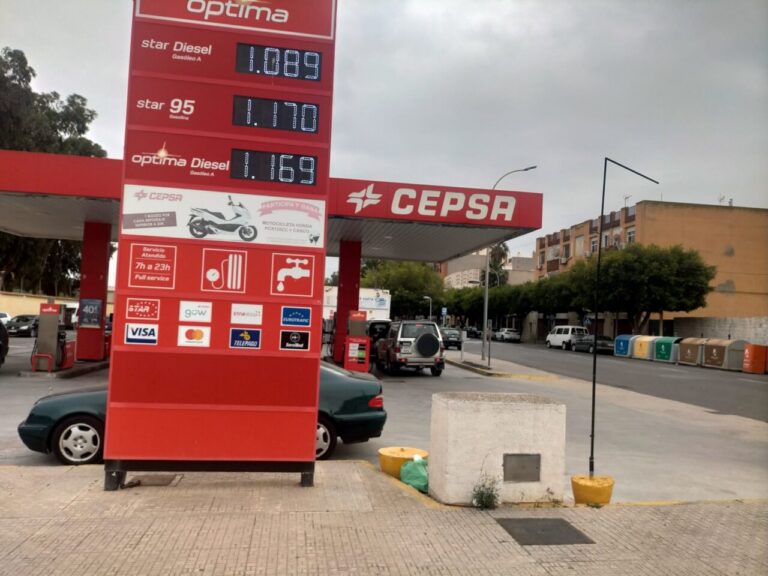 Gasolinera Cepsa en Melilla mostrando precios de combustible.