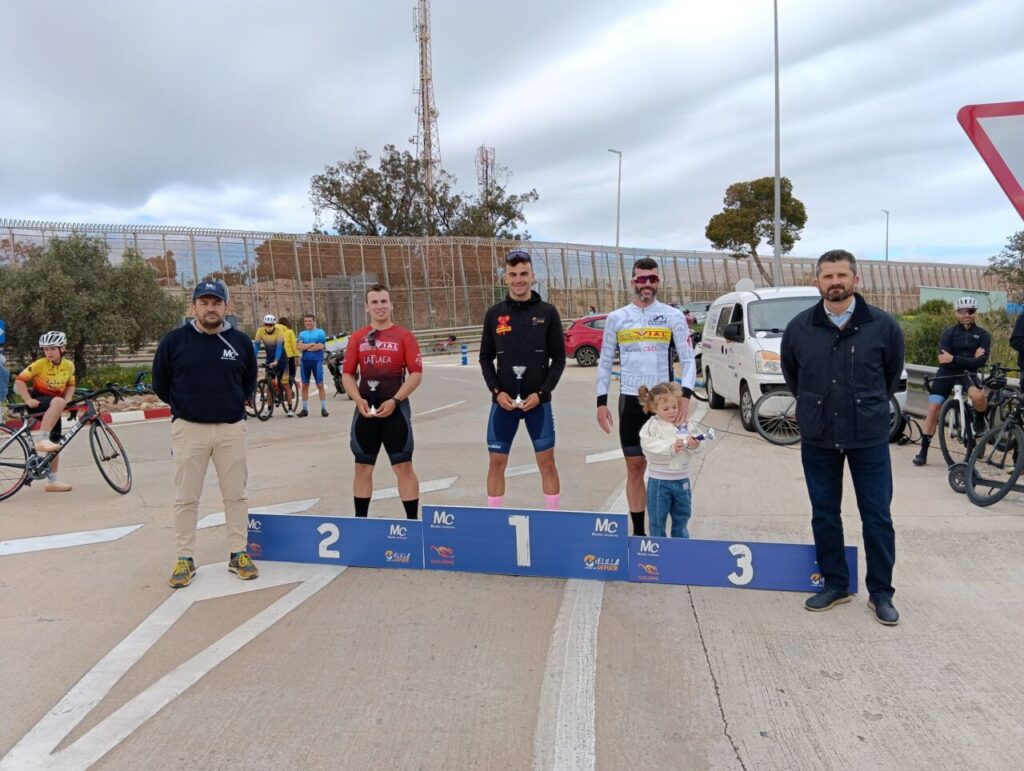 Ciclistas en el podio del Trofeo Melilla Ciudad del Deporte