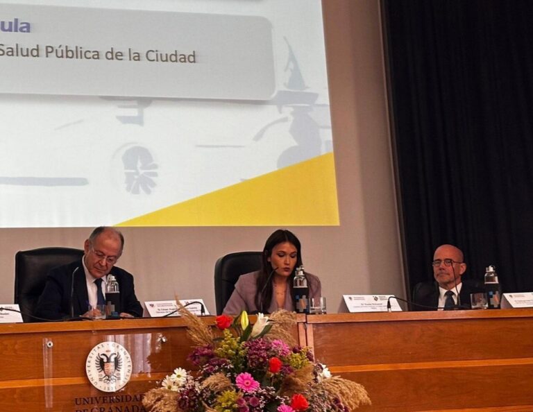 Mesa de conferencias con representantes del Gobierno local y la comunidad universitaria.