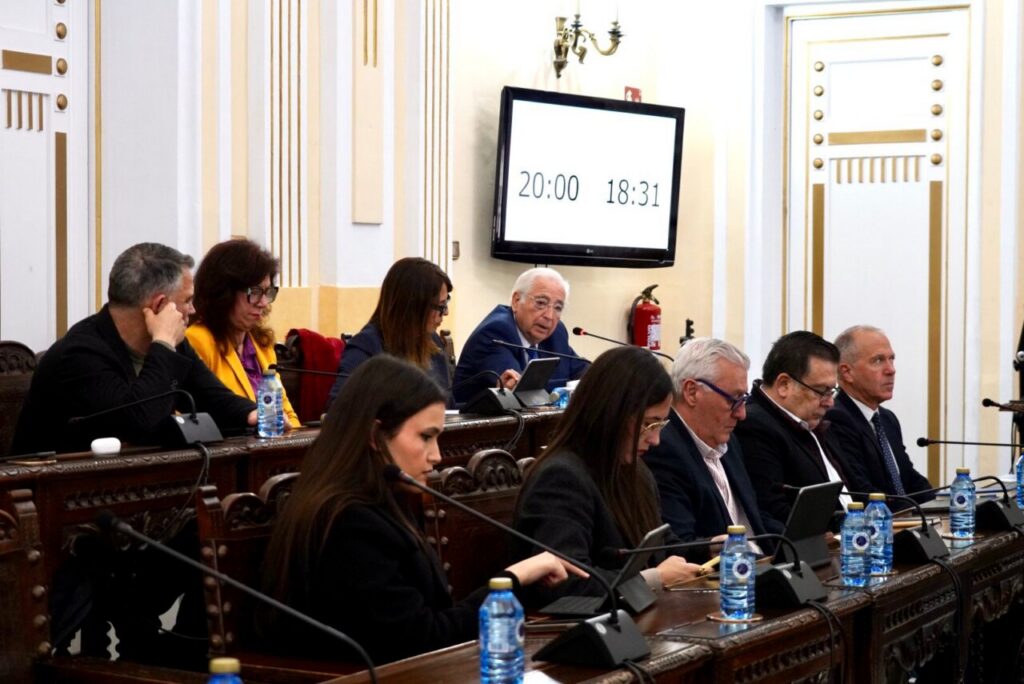 Reunión del Gobierno local en Melilla con varios miembros presentes