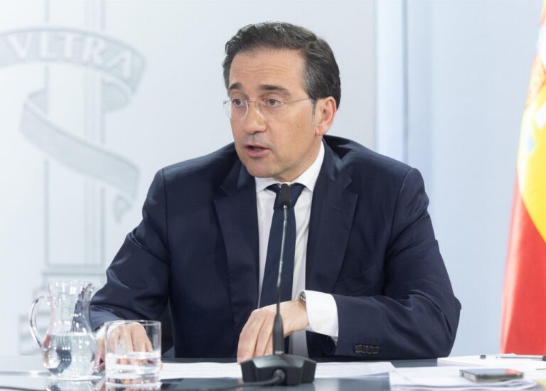 Ministro de Asuntos Exteriores hablando en rueda de prensa