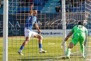 Jugador de la U.D. Melilla celebrando un gol durante el partido
