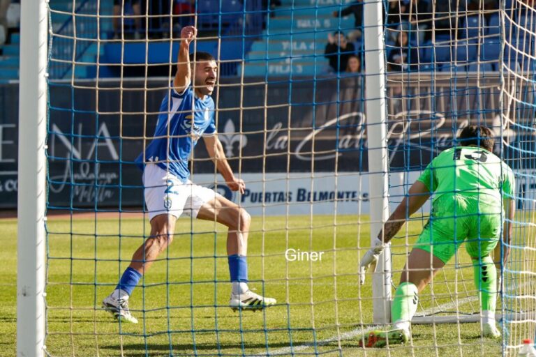 Jugador de la U.D. Melilla celebrando un gol durante el partido