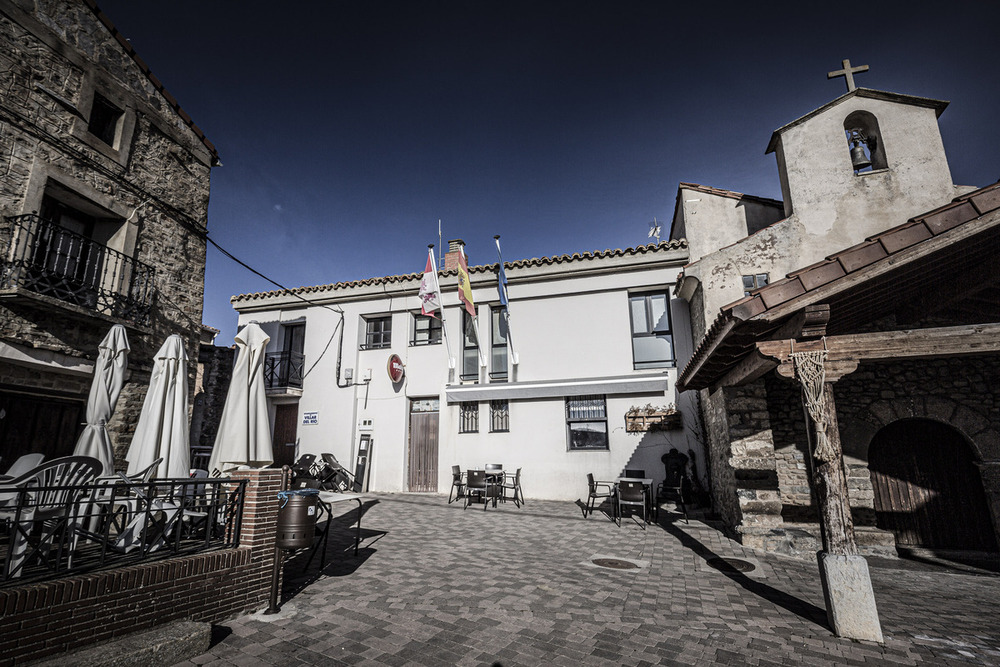 Vista de un pueblo con edificios y banderas ondeando al viento