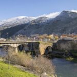 Vista del puente y montañas nevadas en Holapueblo