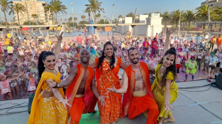 Celebración del festival Holi con personas vestidas de colores en Melilla