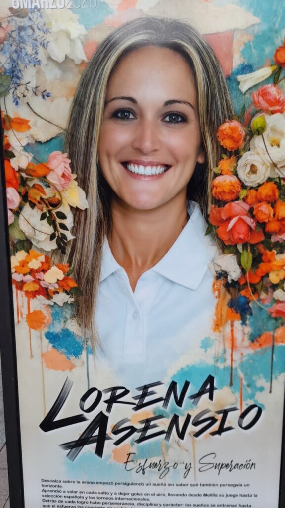 Retrato de Lorena Asensio en exposición artística en Melilla