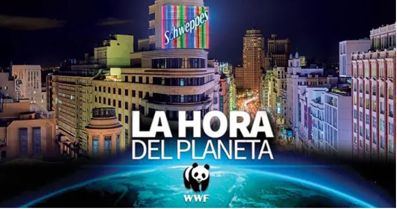 Cartel de Schweppes iluminado en Madrid durante La Hora del Planeta