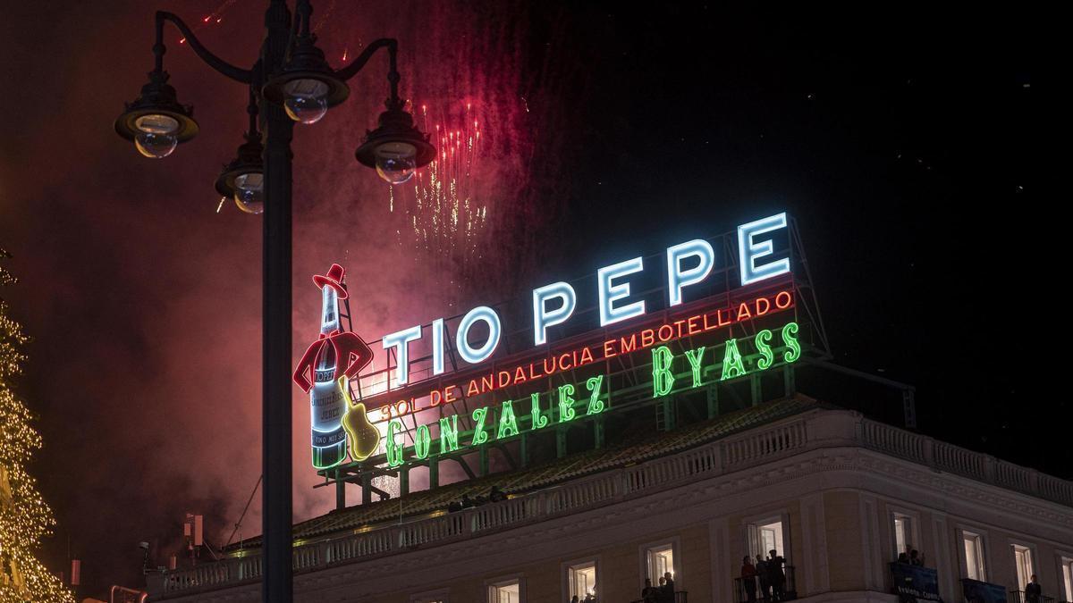 Cartel de Tío Pepe iluminado durante La Hora del Planeta en Madrid