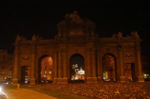 Puerta de Alcalá iluminada durante La Hora del Planeta en Madrid