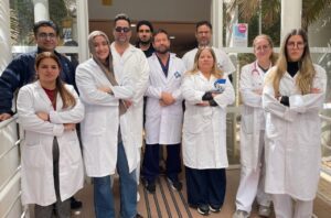 Grupo de médicos en huelga en Melilla con batas blancas