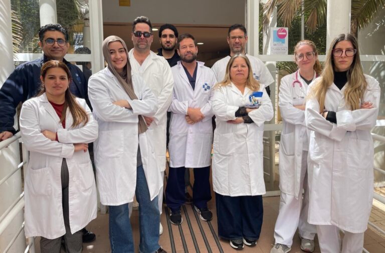 Grupo de médicos en huelga en Melilla con batas blancas