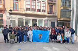 Grupo de estudiantes del IES Enrique Nieto con bandera en actividad cultural
