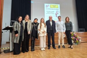 Grupo de personas en el Día Internacional de la Mujer en un evento
