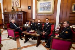 Reunión del presidente de Melilla con policías que salvaron una vida